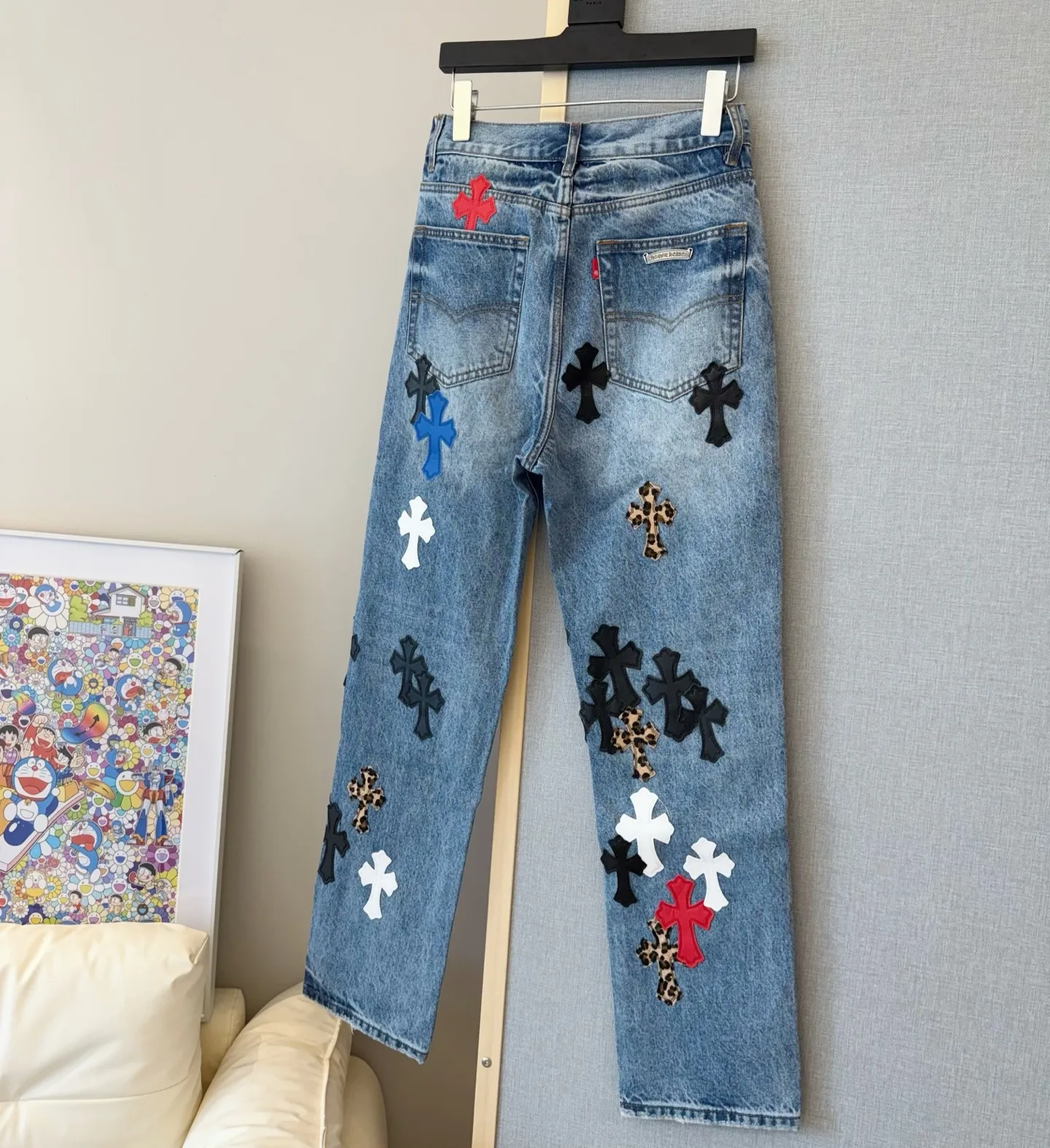 P280 Style number: D329 ChromeHearts Chrome washed blue contrasting patterned leather patch Chino workwear straight pants ceiling-level jeans, a pair is hard to find at the counter‼ ️About Zangyin✅This is an extremely luxurious fashion brand that can also be called the aristocracy of the high street. It has always been an exclusive brand for some hipsters or rich second generations. The color of this model is already very eye-catching by using a unique washed material. It is decorated with pink patch cross flowers, which cleverly highlights the charm of the brand. Secondly, this model adopts a classic high-waist cut design, which highlights the long legs and fashionable temperament of the upper body. The brand is highly recognizable and the slim-fitting configuration is more suitable for daily wear. The personality will be fashionable and the specifications can be seen at a glance. Materials and technology ✅ Needless to say, this point goes without saying. As an excellent craftsman brand, Zangyin's requirements for details and craftsmanship are really perfect. The washed color of this model has gone through a lot of processes, not to mention the embellishment of the denim appliqués. It is also purely handmade and sewn. Just like what they believe in, only handmade things have soul and have the meaning of wearing. A top-notch heavy-duty fashionable denim item, recommended by both hands‼ ️Color #Washed Blue Size #28-36 (s m l Pants opening 22 XXL waist 94 hips 118 pants length 110 pants opening 23